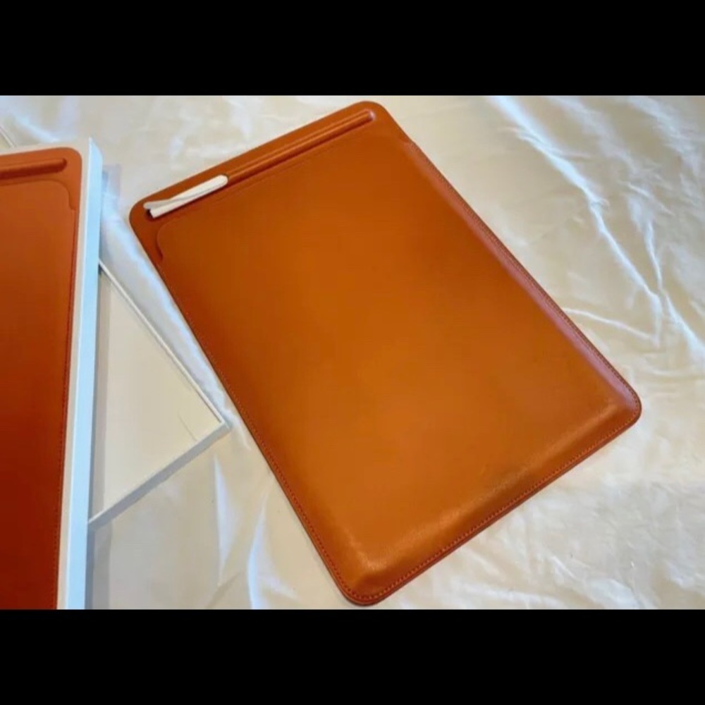 Apple iPad Pro 10.5'' Leather Sleeve Tablet Case - Saddle Brown. EUC
